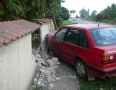 Krimi - NEHODA: Autom prerazili múr pri dome - P1170182.JPG